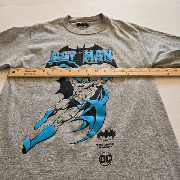 Men's Gray and Blue Batman T-Shirt Sz Small - Picture 4 of 6